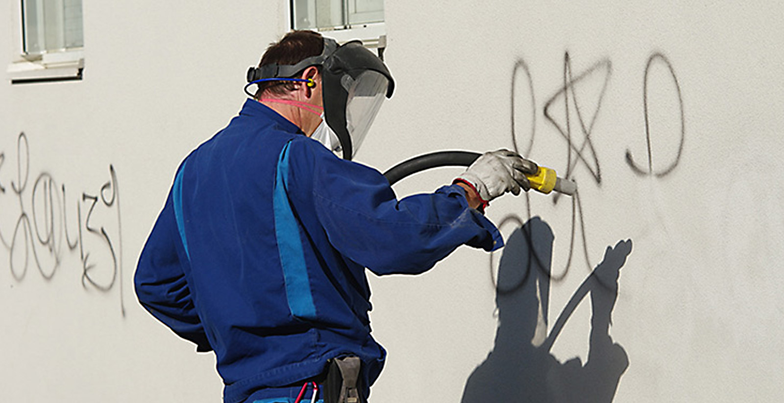 Fassade von Graffiti und Farbschmierereien befreien Mauer reinigen Fassadenreinigung Gebäudeversicherung Kosten Bocholt Spezialist